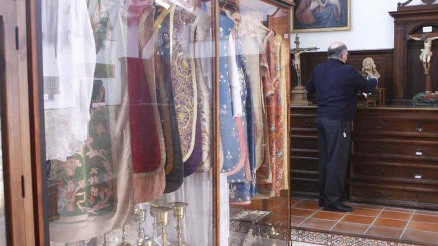 Vitrina con la colección de casullas del museo parroquial de Villanueva del Campo.