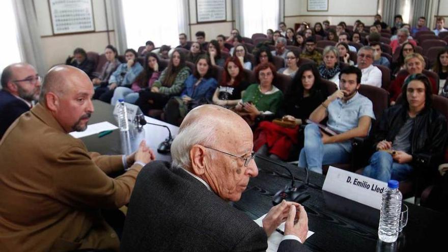 En primer término, Emilio Lledó, ayer, en el salón de actos de la Facultad de Filosofía y Letras (campus del Milán). A su izquierda, el vicerrector Francisco Borge.