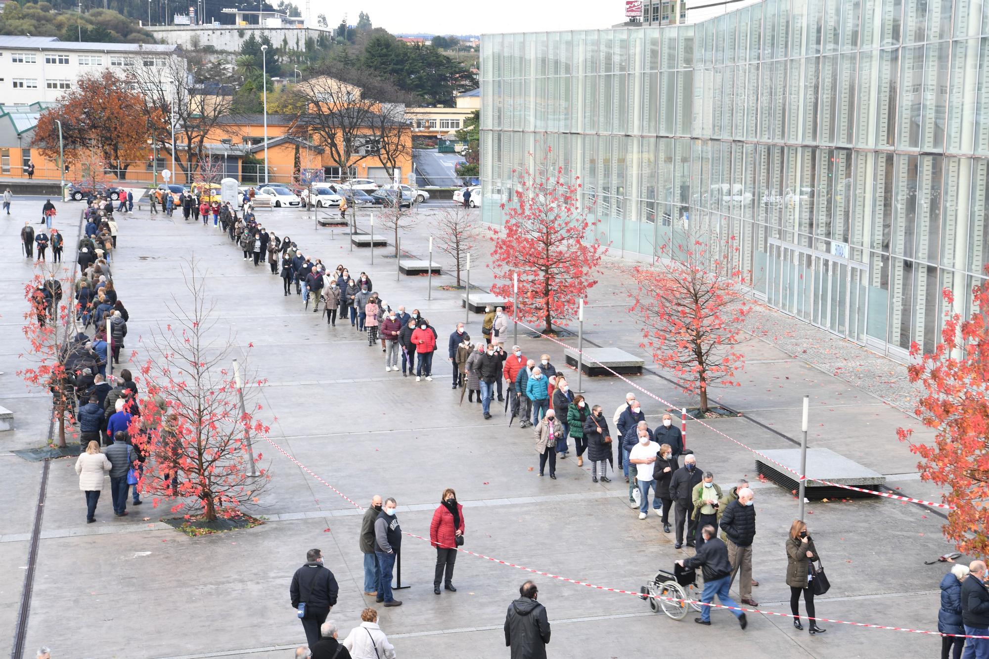 Colas en Expocoruña para recibir la tercera dosis de la vacuna contra el COVID-19