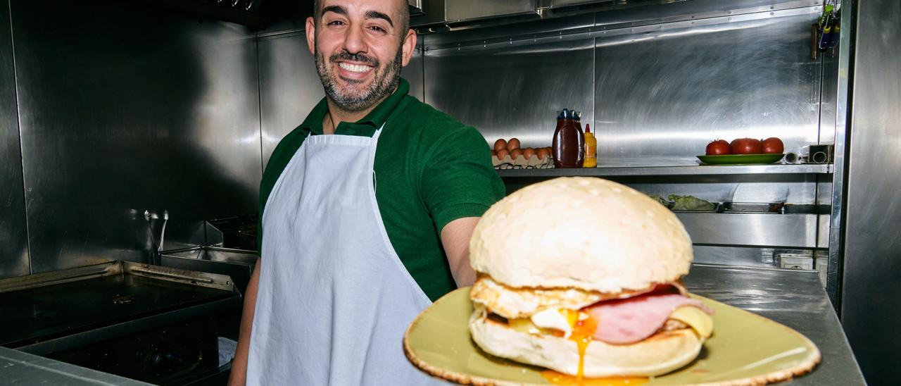 ‘Burguer Dino’ es el gran superviviente de las primeras hamburgueserías cacereñas. Abrió hace 40 años y ha superado sin problema la competencia de gigantes como ‘Burger King’ y ‘McDonald’s’. Ahora llegan  VIPS, Goiko y TGB, pero ‘Dino’ confía en sus recetas.