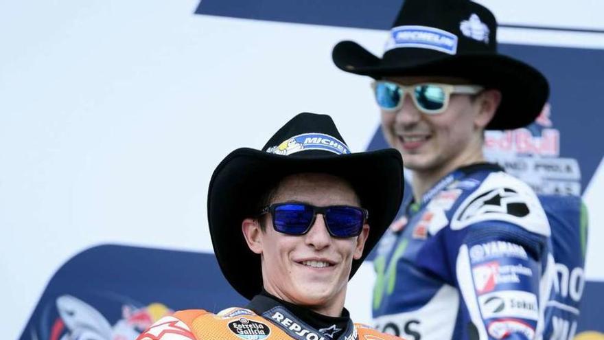 Márquez posa con un sombre texano en el podio de Austin, con Lorenzo por detrás.