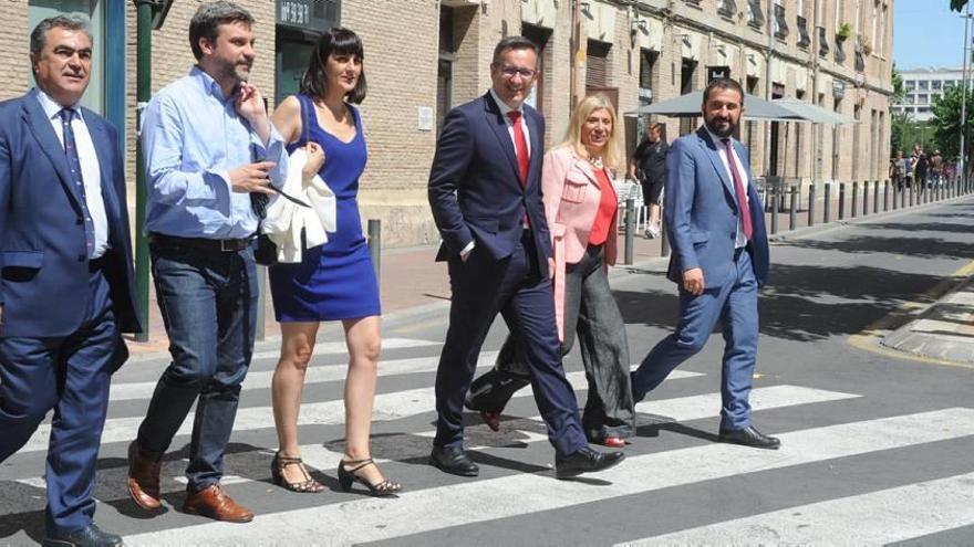 Navarro, López, González Veracruz, Conesa, Alarcón y Soto cruzan un paso de peatones.