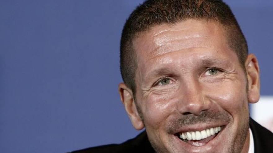 El «Cholo» Simeone, ayer en la rueda de prensa en la que fue presentado como nuevo entrenador atlético.