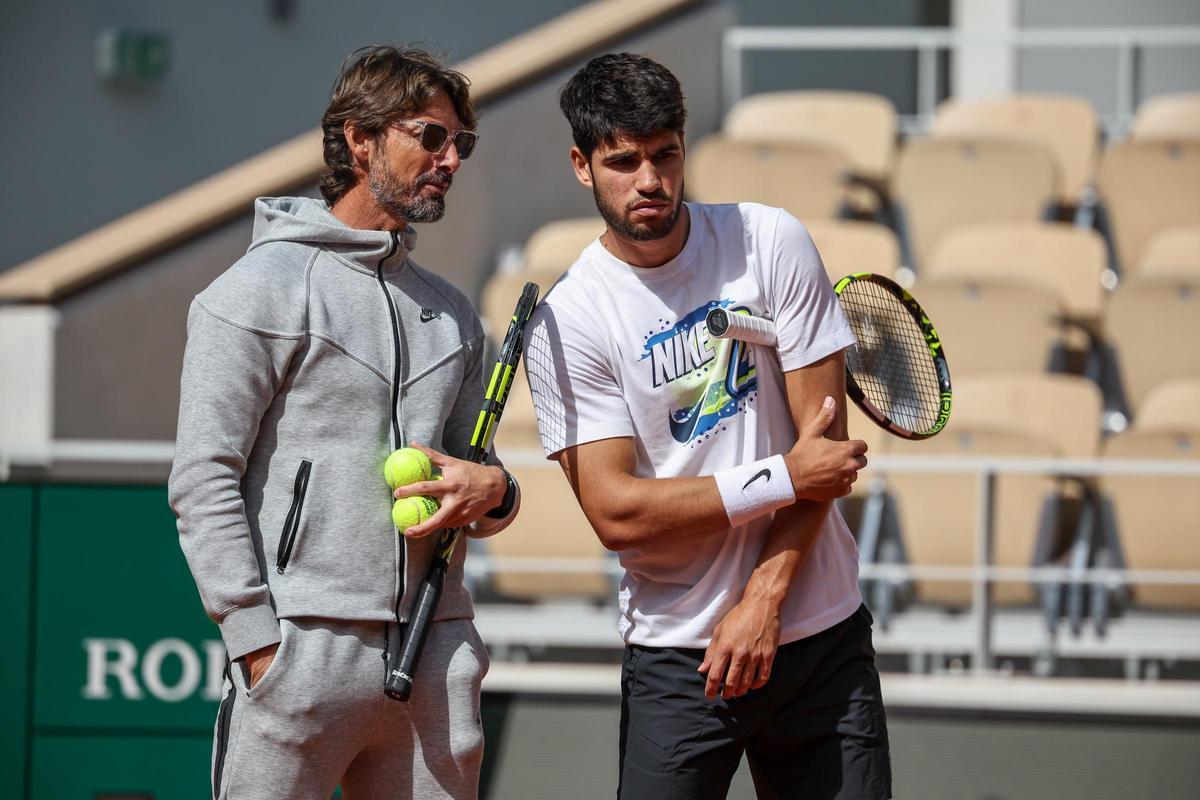 Carlos Alcaraz, junto a su entrenador, Juan Carlos Ferrero, en el entrenamiento en las pistas de Roland Garros