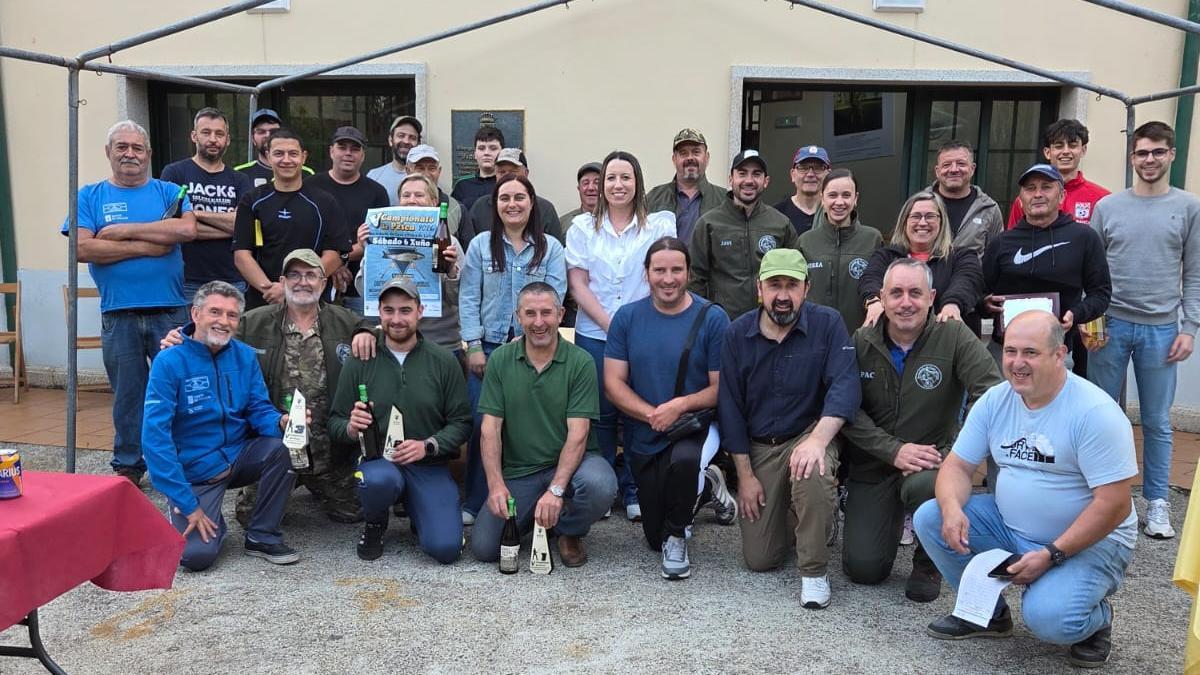 Foto de familia de la organización y los participantes.