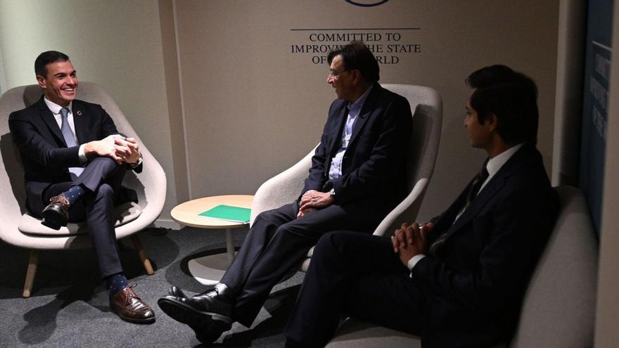 Por la izquierda Pedro Sánchez, Lakshmi Mittal y Aditya Mittal durante su encuentro ayer en Davos, en Suiza.