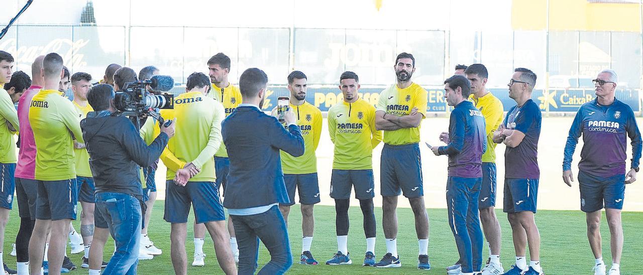 Marcelino García Toral da una charla a los futbolistas del Submarino rodeado de cámaras y micrófonos, muestra de la expectación que ha generado.