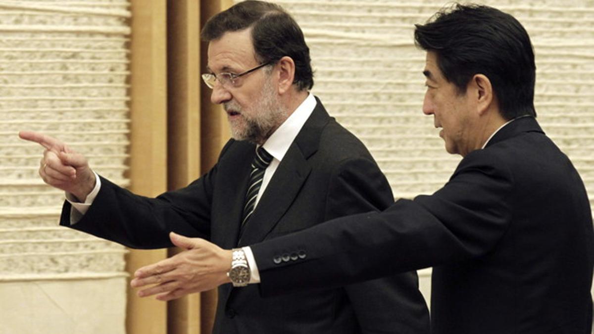 El primer ministro japonés, Shinzo Abe, y Mariano Rajoy se dirigen a la rueda de prensa conjunta, en Tokio.