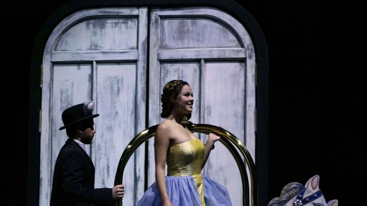 Una escena de la ópera «La Cenicienta». | Javier del Real / LNE
