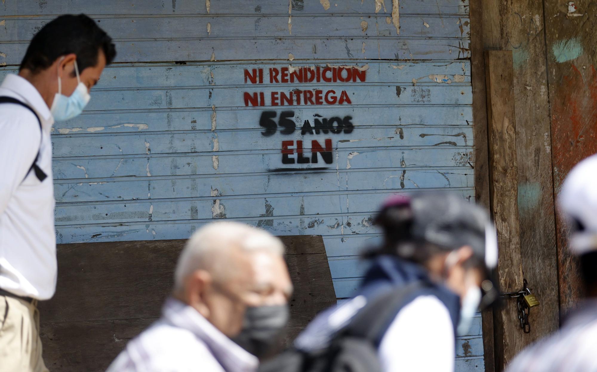 Fotografía de graffitis del Ejército de Liberación Nacional (ELN) en la población de Pesquera (Colombia).