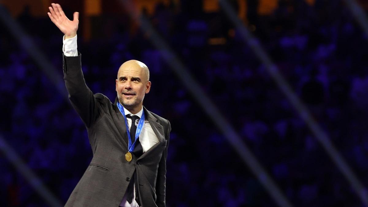 Pep Guardiola saluda a la grada con la medalla de oro de campeón del Mundial de Clubs.