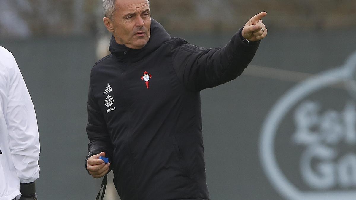 Fran Escribá dirigiendo un entrenamiento del Real Club Celta