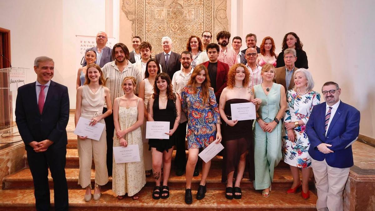 Foto de familia de 23 Promoción de la Fundación Antonio Gala.