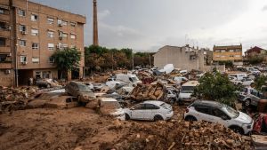 Coches amontonados en Paiporta tras los efectos de la DANA.