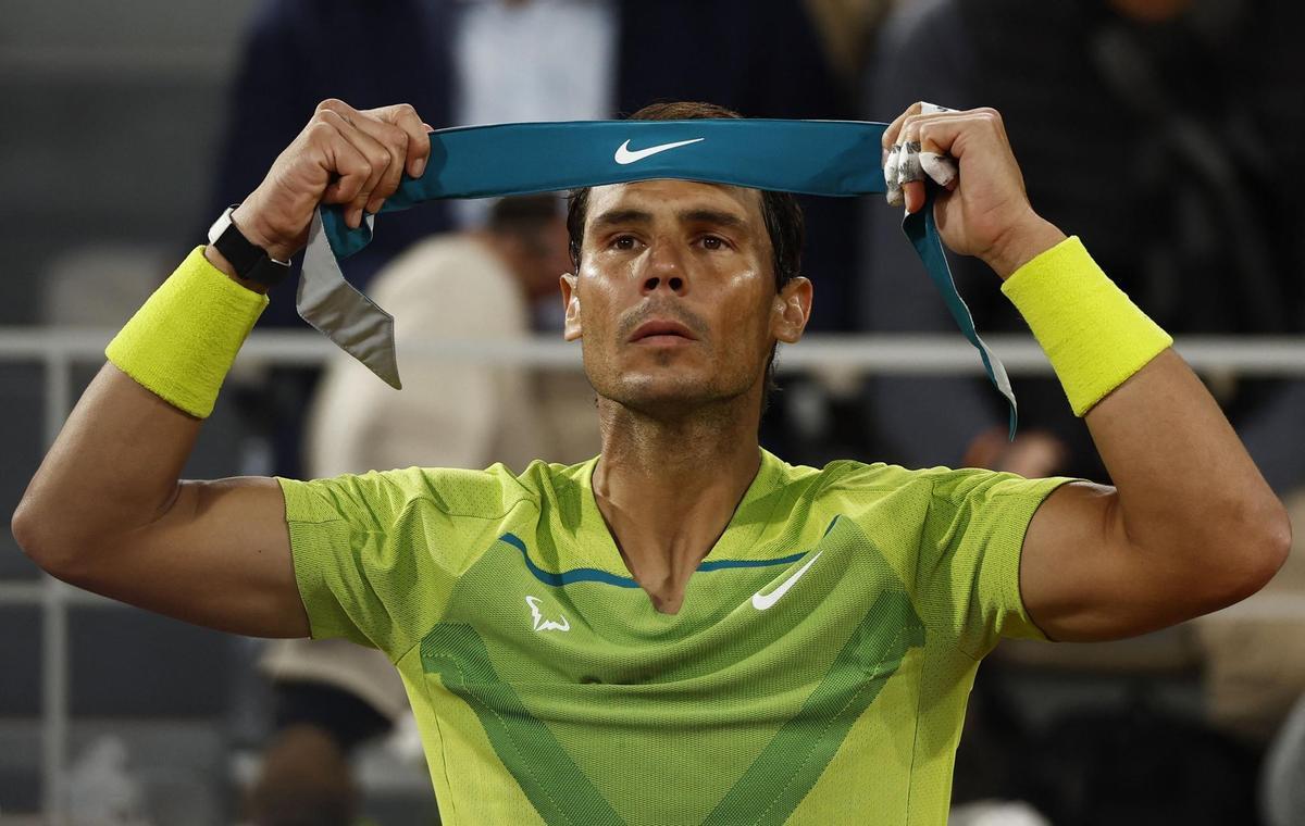 Nadal se prepara instantes antes del partido ante Djokovic.