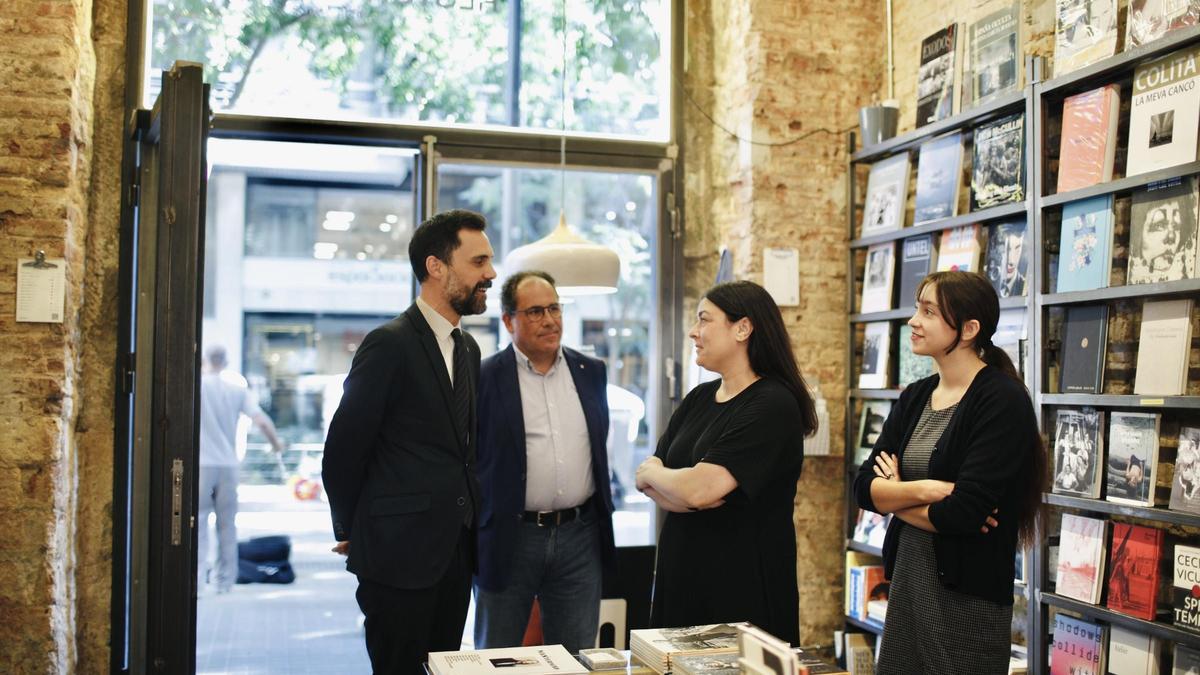 Roger Torrent i el secretari de Treball, Enric Vinaixa, en la visita a la llibreria Restory de Barcelona
