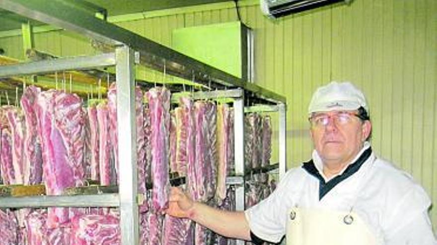 Luis Delclós muestra el secadero de panceta de su fábrica noreñense.