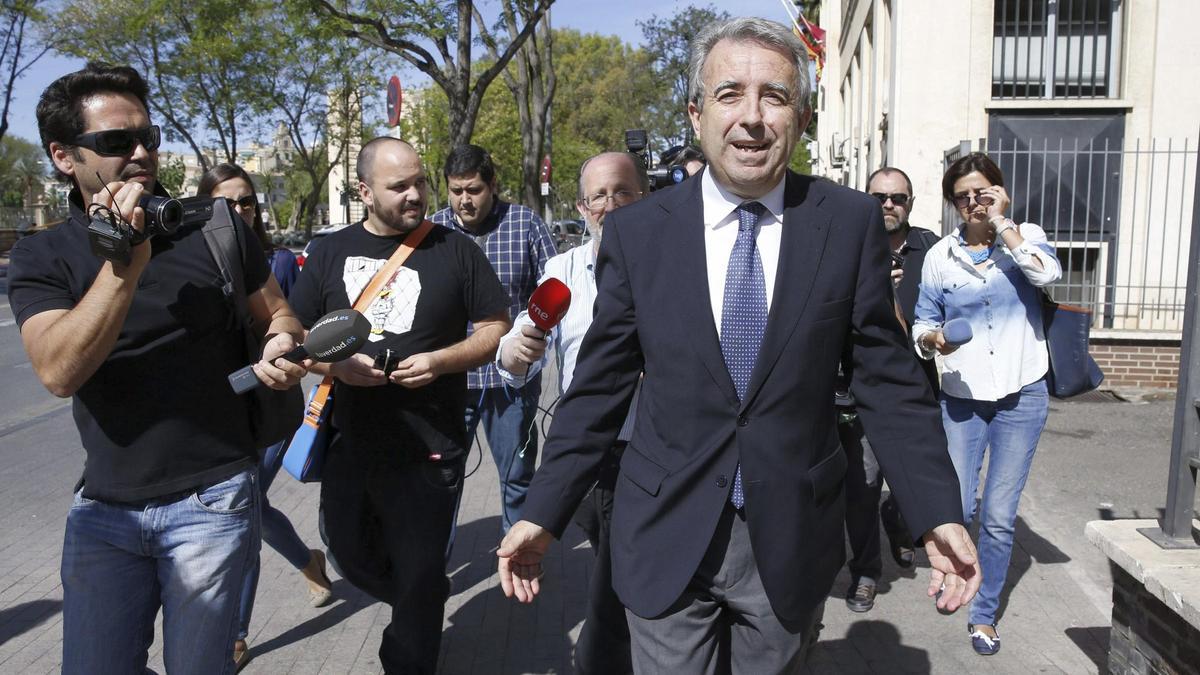 Antonio Cerdá (en la imagen, cuando fue a declarar por un asunto de supuesta corrupción), al banquillo por el 'caso Desaladora': la Fiscalía le pide 14 años de cárcel.