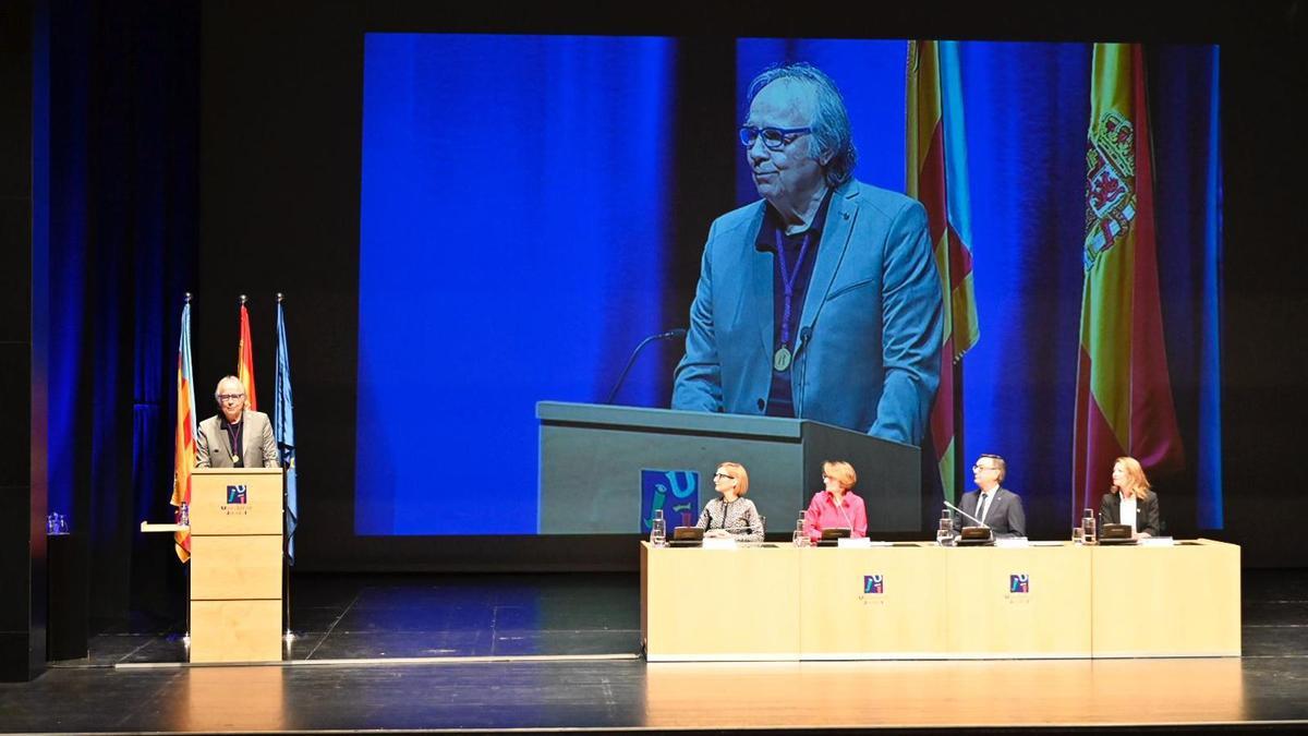 Vídeo: Joan Manuel Serrat recibe la medalla de la Universitat Jaume I