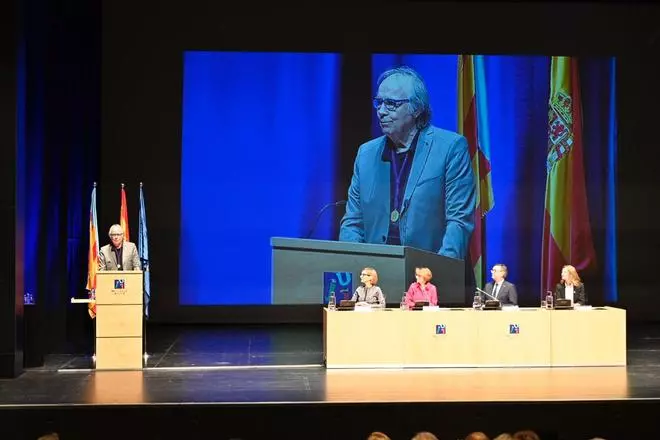 Vídeo: Joan Manuel Serrat recibe la medalla de la Universitat Jaume I