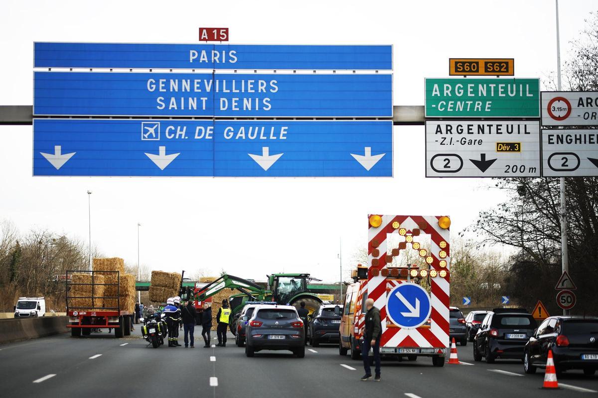 Agricultores galos cortan una autovía de acceso a París.