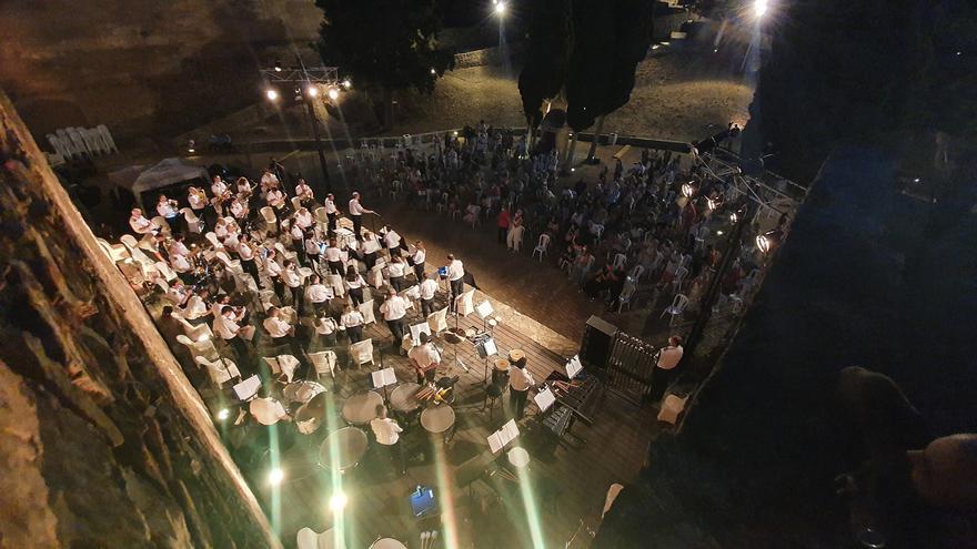 La banda municipal de música comienza su temporada en el patio de las Cadenas de la Catedral
