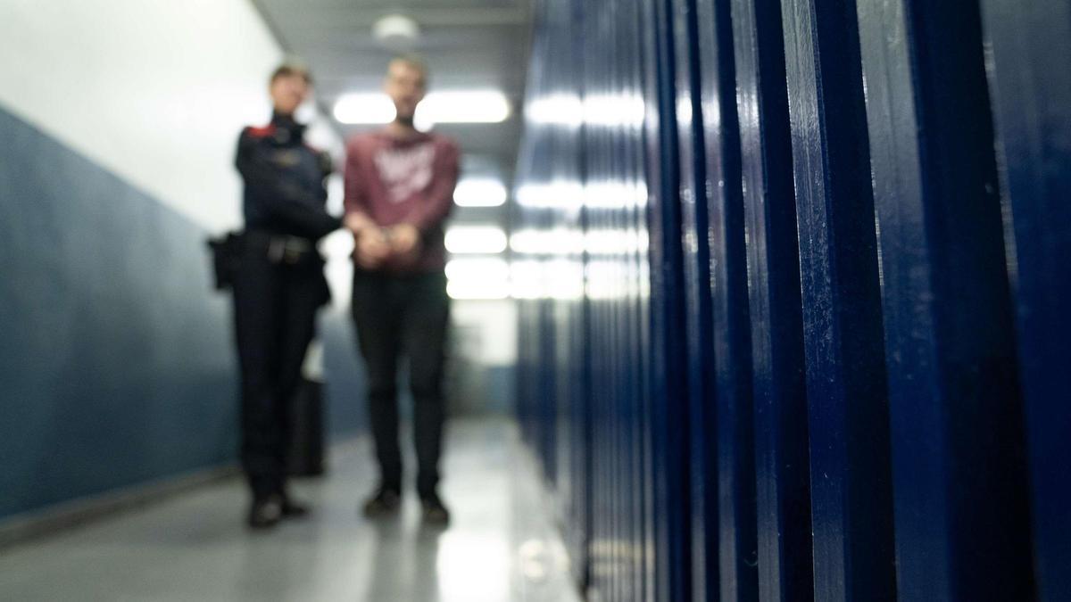 Imagen de un detenido en calabozos de Mossos