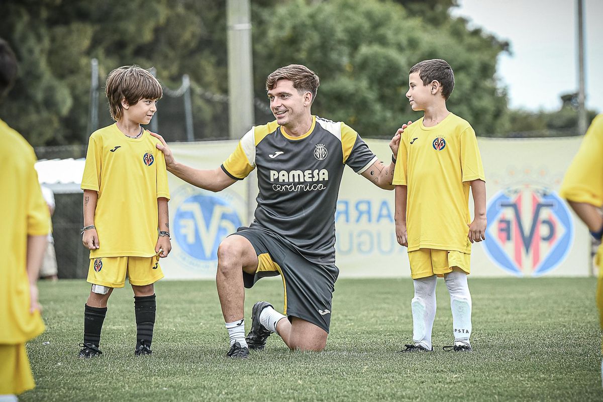 Los técnicos adoctrinan a los ‘peques’ en las academias ‘groguetas’.