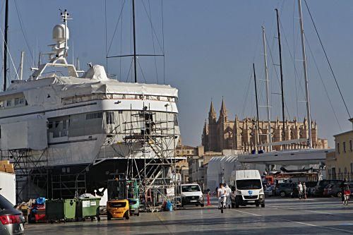 Bis zu 1.000 Tonnen schafft der neue Schiffskran auf der Alten Mole. Die Investition von STP Shipyard Palma symbolisiert den Boom einer strategischen Branche der Insel. Ein Besuch auf der Werft