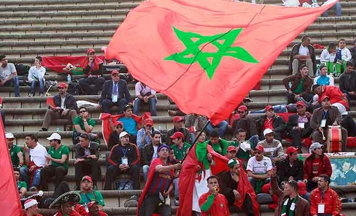 Seguidors marroquins onegen la bandera nacional durant el partit que la seva selecció de futbol va jugar contra el d’Algèria a Annaba (Algèria), com a part de les qualificacions per a la Copa Africana de Nacions 2012.