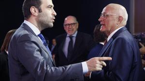 El ministro de Economía, Carlos Cuerpo, con el presidente del Sabadell, Josep Oliú, en la reunión anual del Cercle dEconomia.