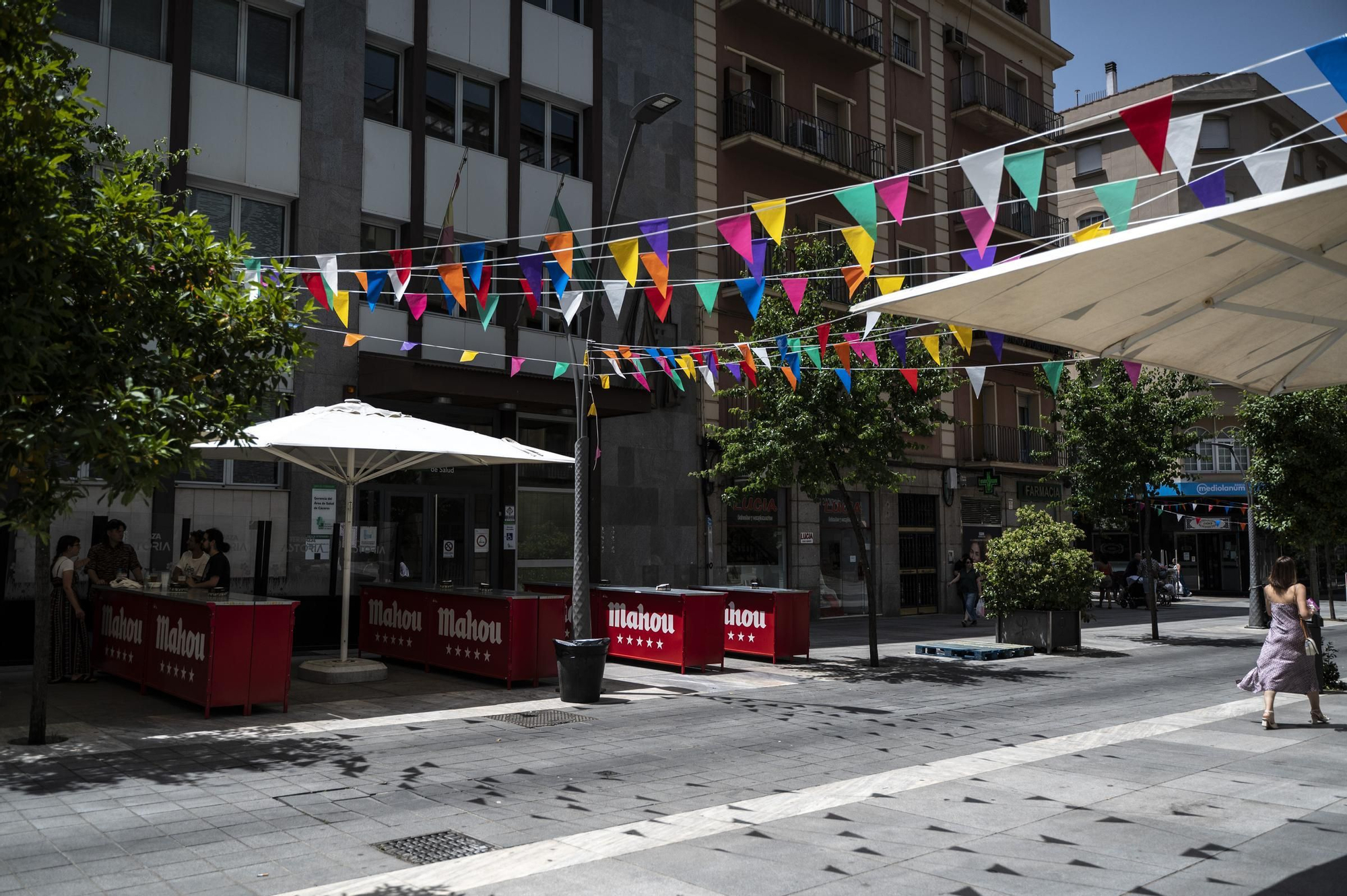Fotogalería | Ambiente en la Feria de Día de Cáceres marcado por el partido del Cacereño: búscate en las imágenes