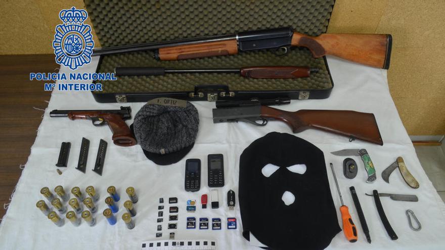 Les armes i la resta d&#039;objectes que van comissar els agents de la Policia Nacional