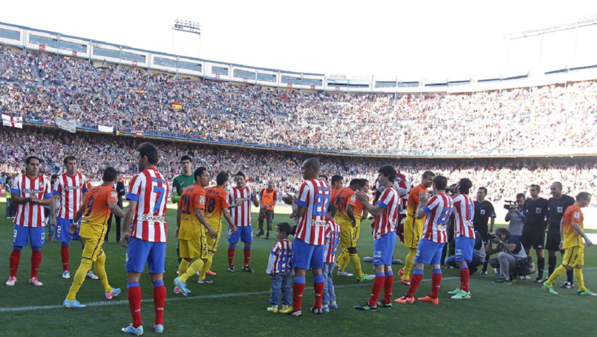 Pasillo del Atlético al Barcelona en 2013.