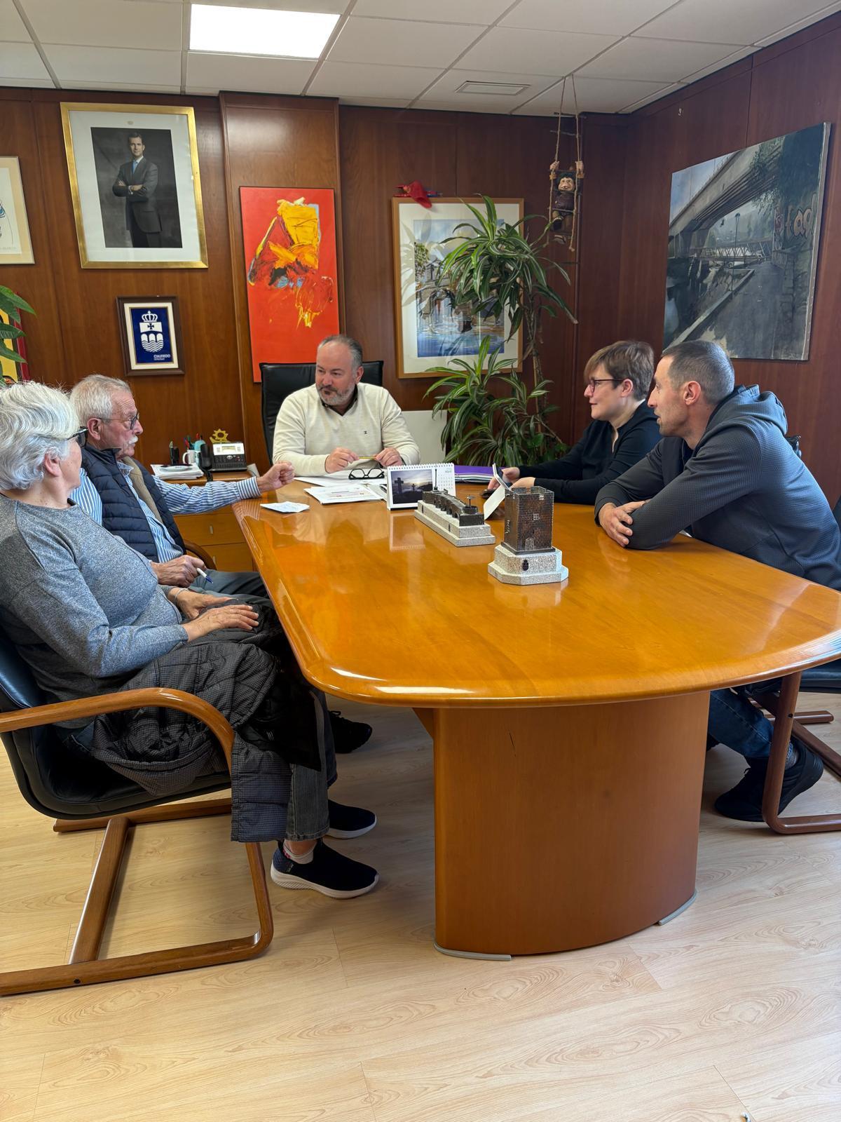 Reunión del alcalde con la nueva directiva de la asociación de vecinos de Sésamo