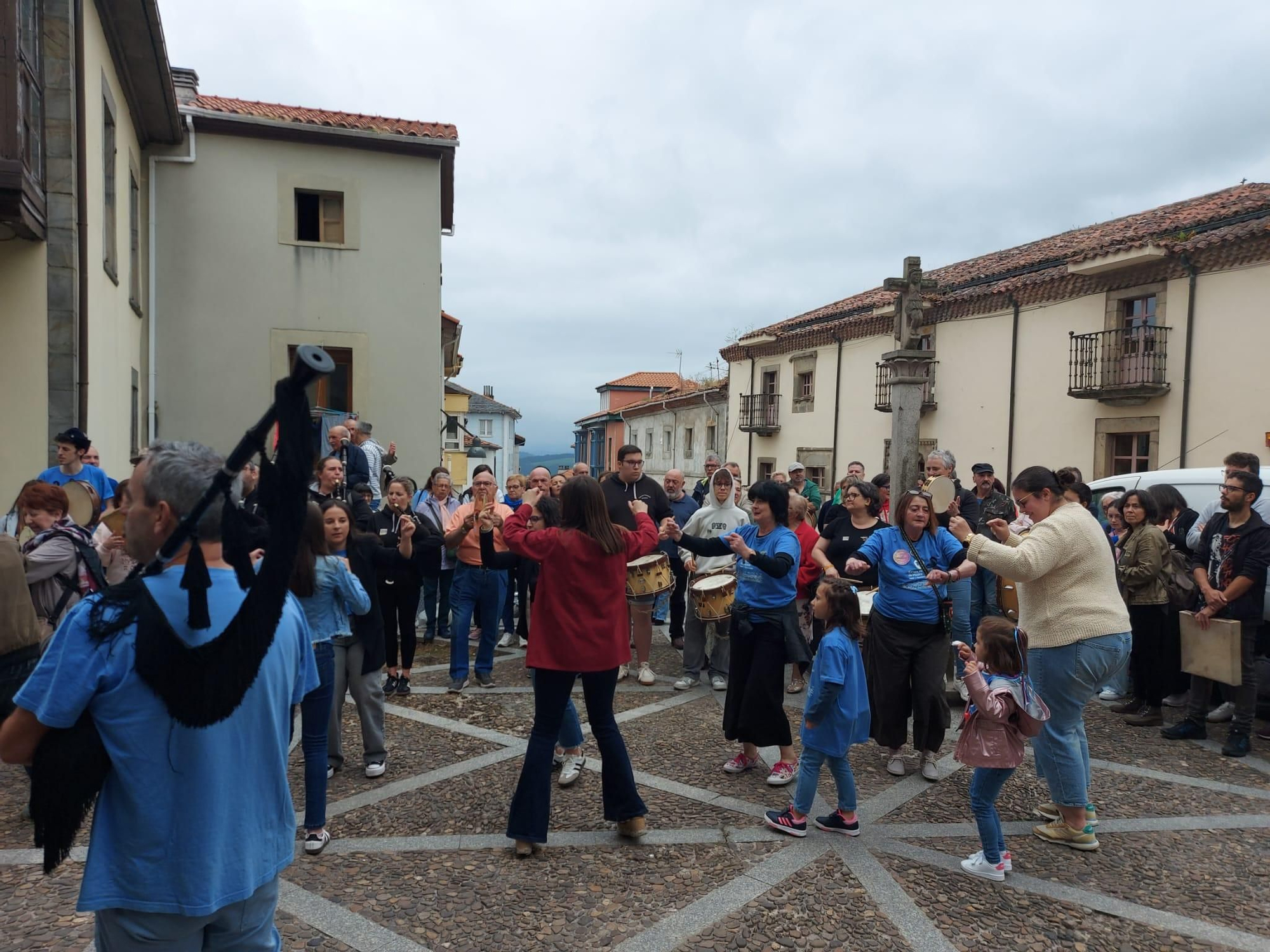 En imágenes: Así fue la manifestación contra el cierre de la Escuela de Música de Tineo