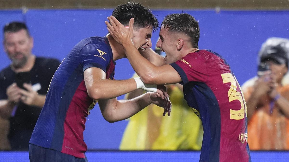 Marc Casadó felicita a Pau Víctor tras anotar el 1-0 ante el Manchester City.