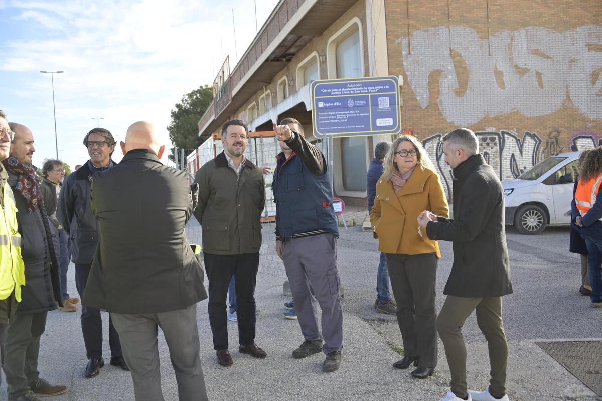 El alcalde junto a los ediles Juan de Dios Navarro y Pedro José Sáez, y la gerente de Aigües d'Elx.