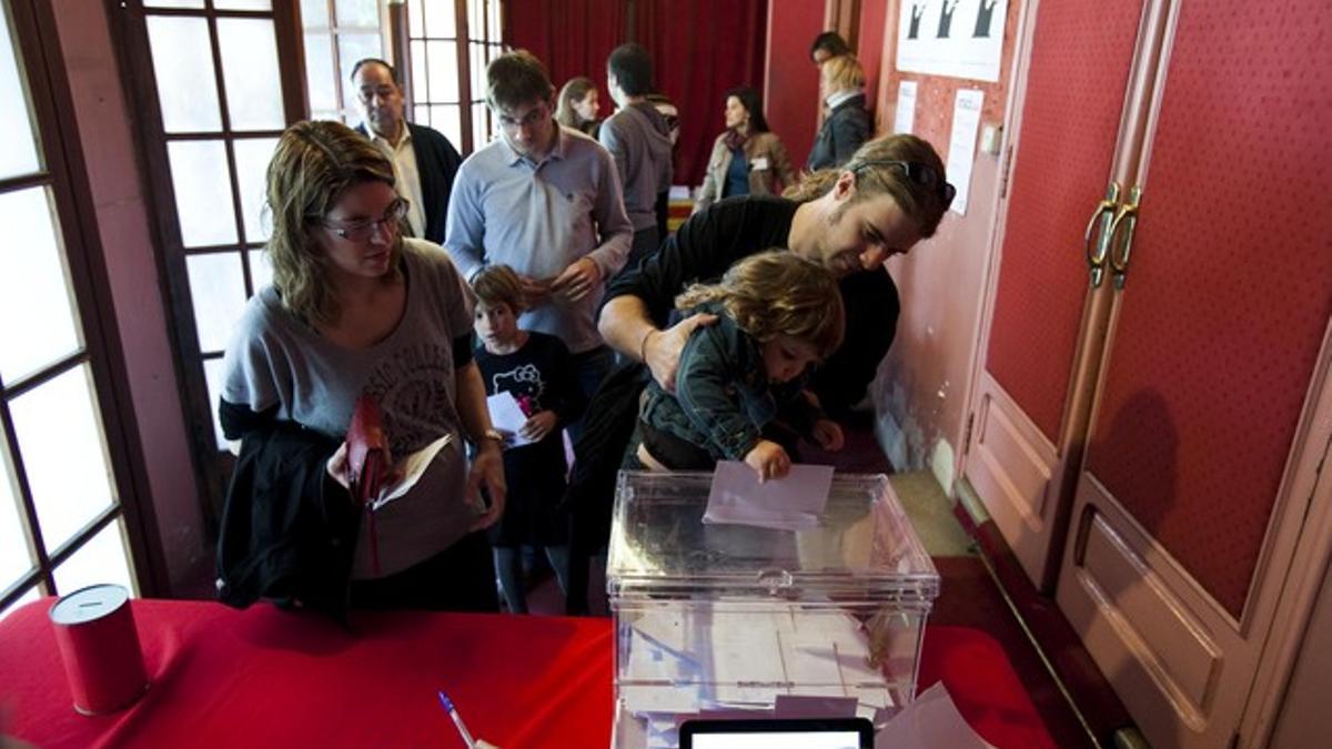 Diversos ciudadanos depositan hoy su voto en la consulta soberanista de Rubí.