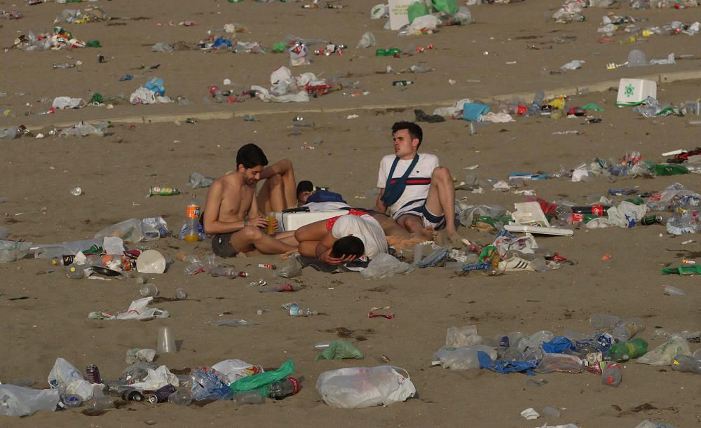 Así amanecen las playas malagueñas después de la noche de San Juan