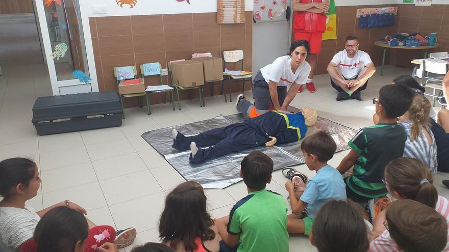 Cruz Roja enseña a los niños de Fuente del Maestre a realizar primeros auxilios