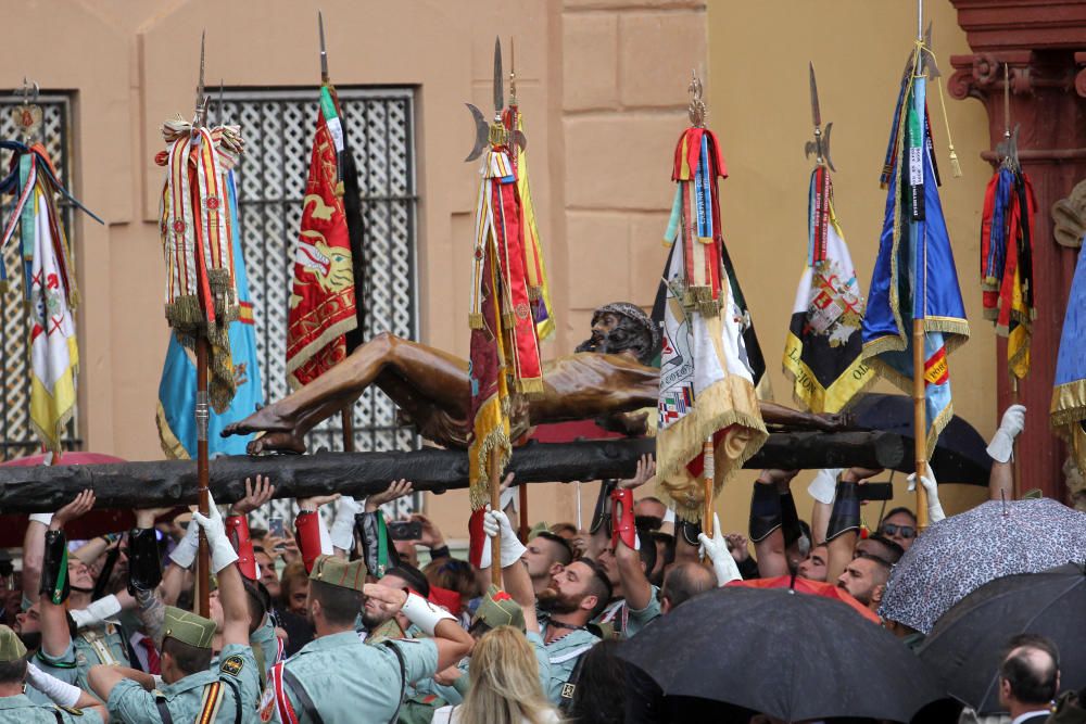 Traslado del Cristo de la Buena Muerte a cargo de la Legión.