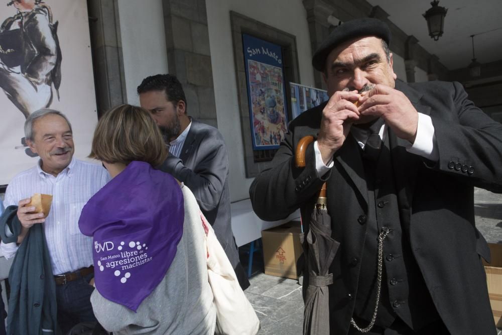 Alcalde y concejales del Ayuntamiento de Oviedo celebran el día del bollo