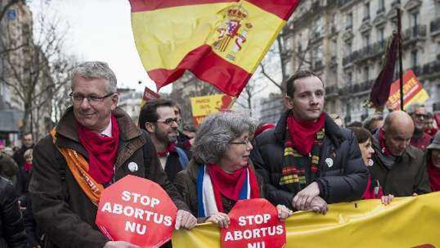 Miles de personas protestan contra el aborto en París y ponen como ejemplo la futura ley española