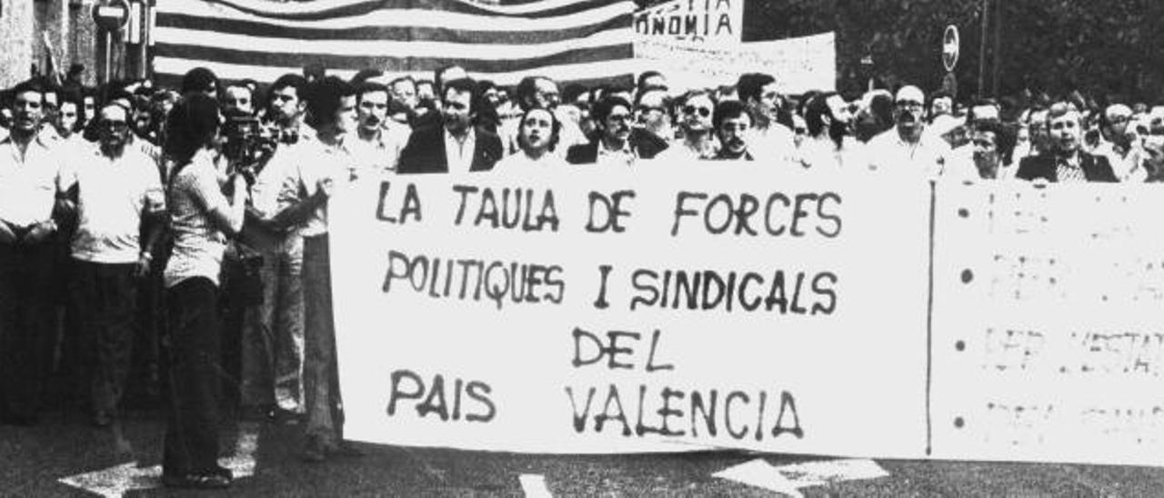 Manifestación por las calles de València en 1976 en defensa de la democracia y la autonomía.