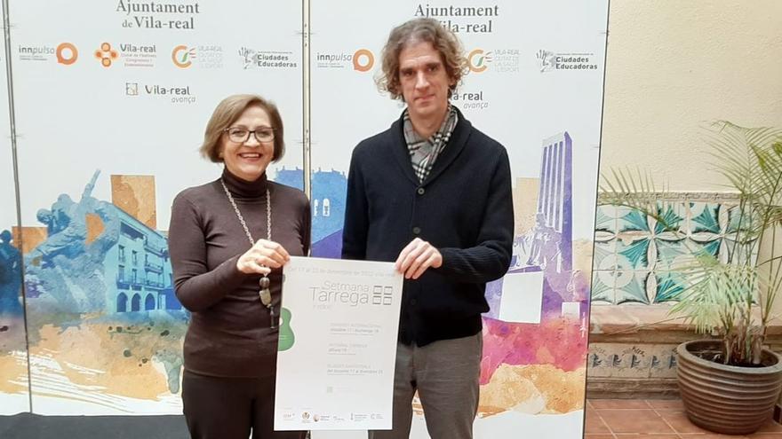 La regidora de Cultura, Rosario Royo; i el director de l'Institut per al Desenvolupament Musical, David Eres Brun, amb el cartell anunciador de la Setmana Tàrrega a Vila-real.