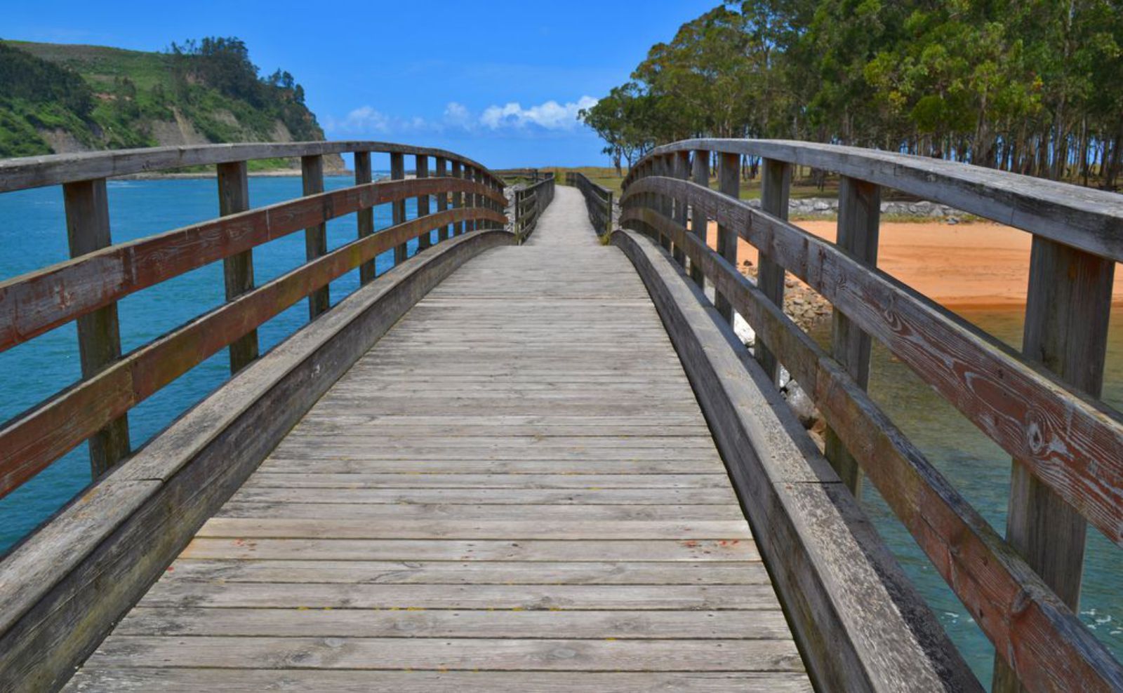 Un tramo del paseo junto a la ría. | Ana Paz Paredes 