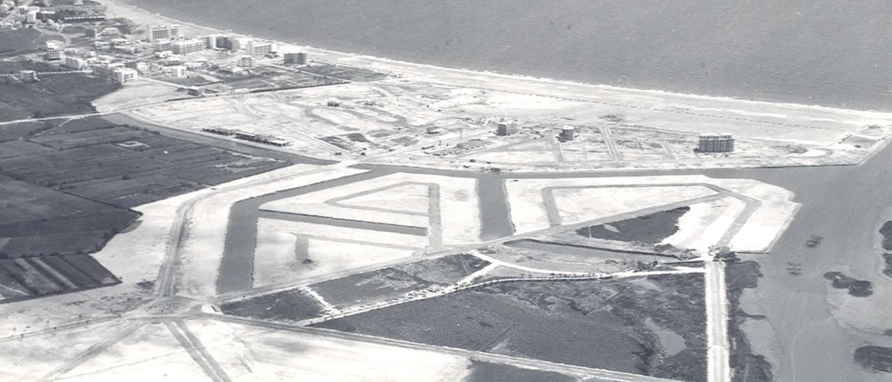 Vista aèria de Santa Margarida durant les obres d’urbanització el març de 1966. | ARXIU MUNICIPAL DE ROSES