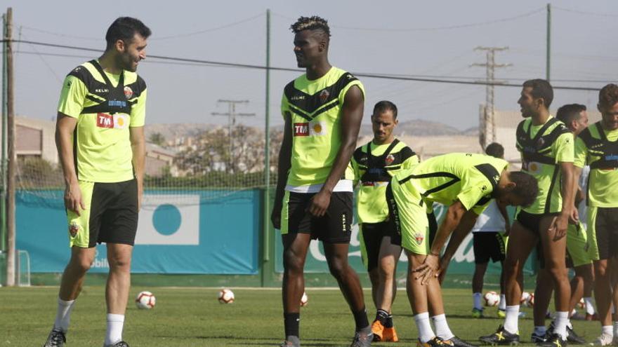 Benja y Sory Kaba, en primer plano, durante el entrenamiento de esta mañana