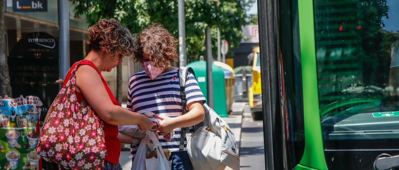 Bonobús. Una joven sube al autobús urbano acompañada por su madre en la avenida de España.